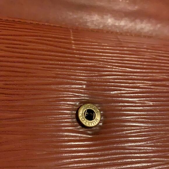 Authentic Louis Vuitton long epi wallet unisex - Picture 9 of 16